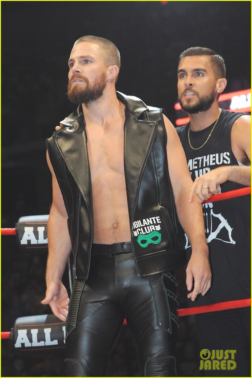 Arrow S Stephen Amell Looks Like A Real Life Superhero In The Wrestling Ring Photo 1182289 Shirtless Stephen Amell Pictures Just Jared Jr