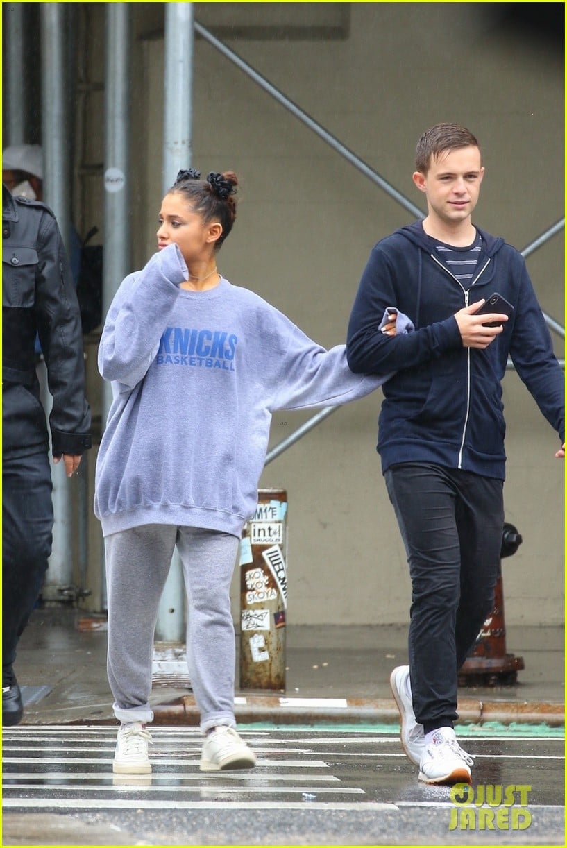 ariana grande friends get drenched rain storm 01