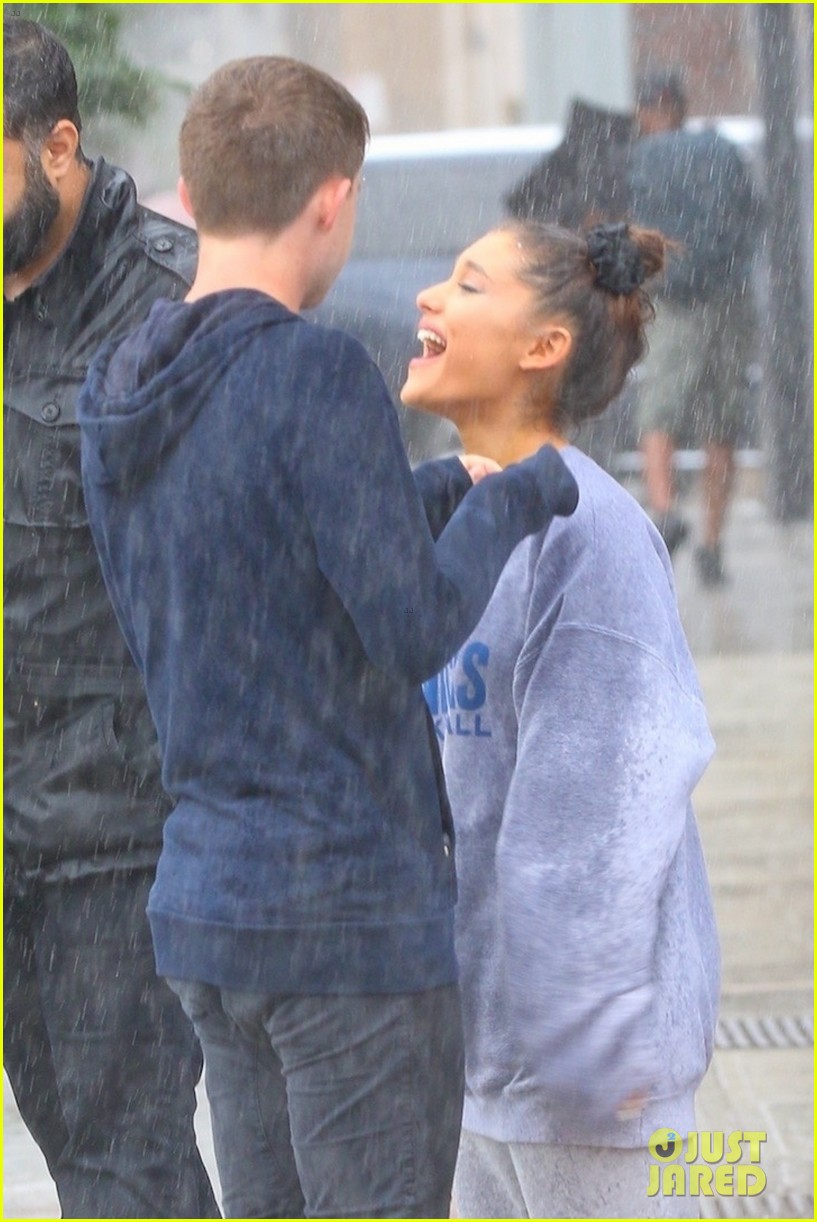 ariana grande friends get drenched rain storm 02