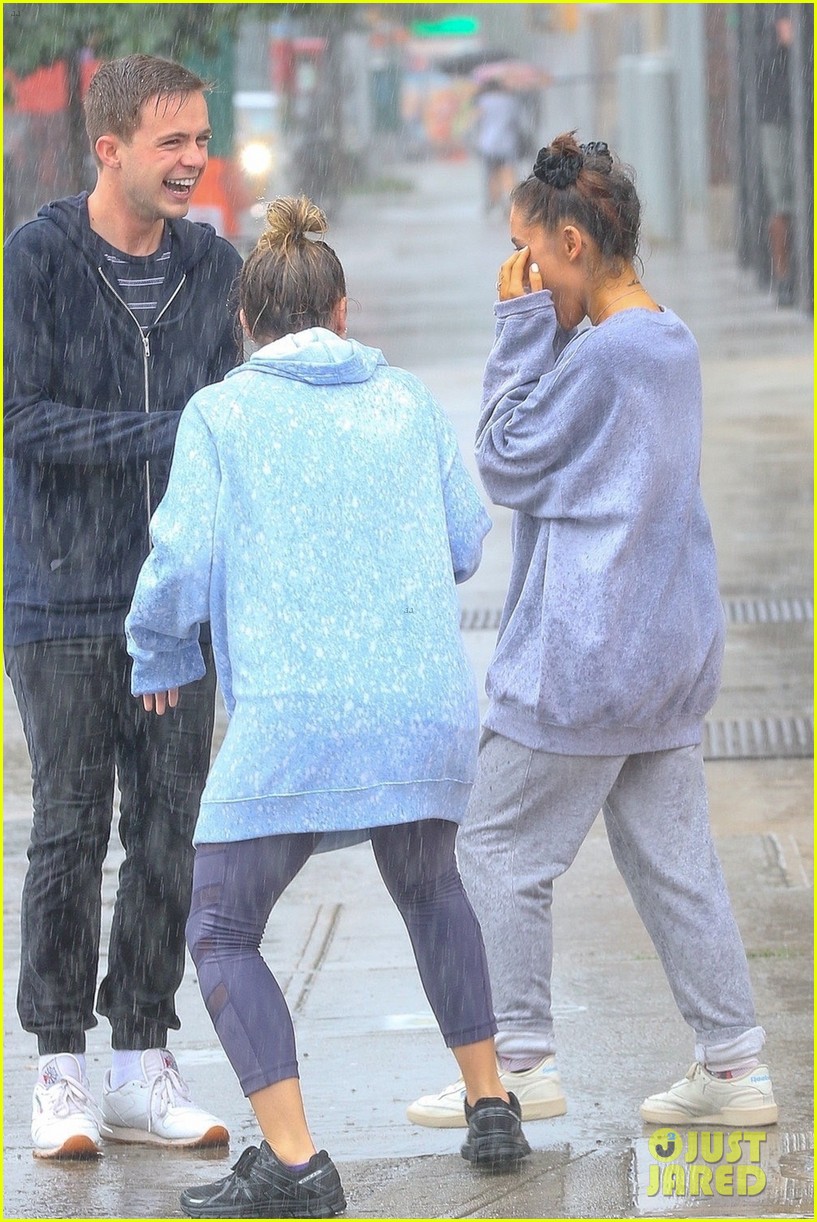 ariana grande friends get drenched rain storm 03