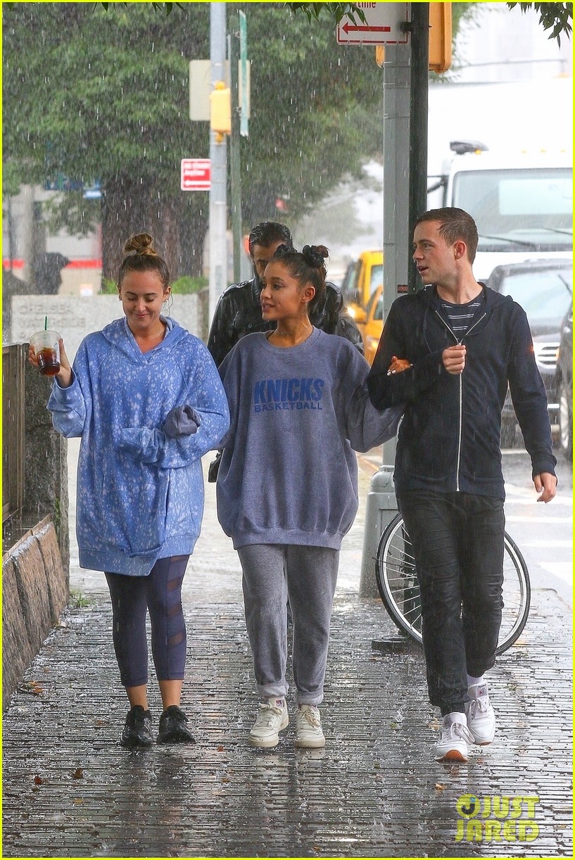 ariana grande friends get drenched rain storm 05