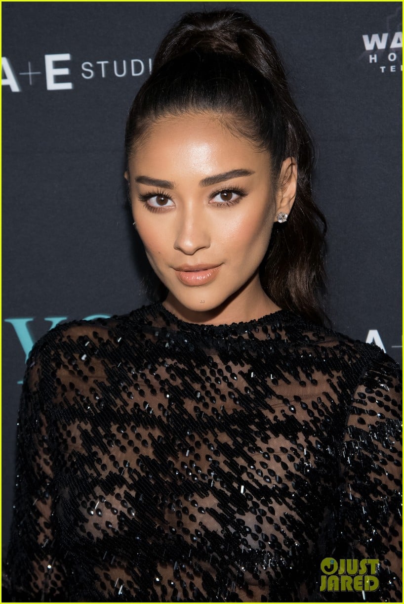 Shay Mitchell Slays at The Peoples Choice Awards  Get The Look