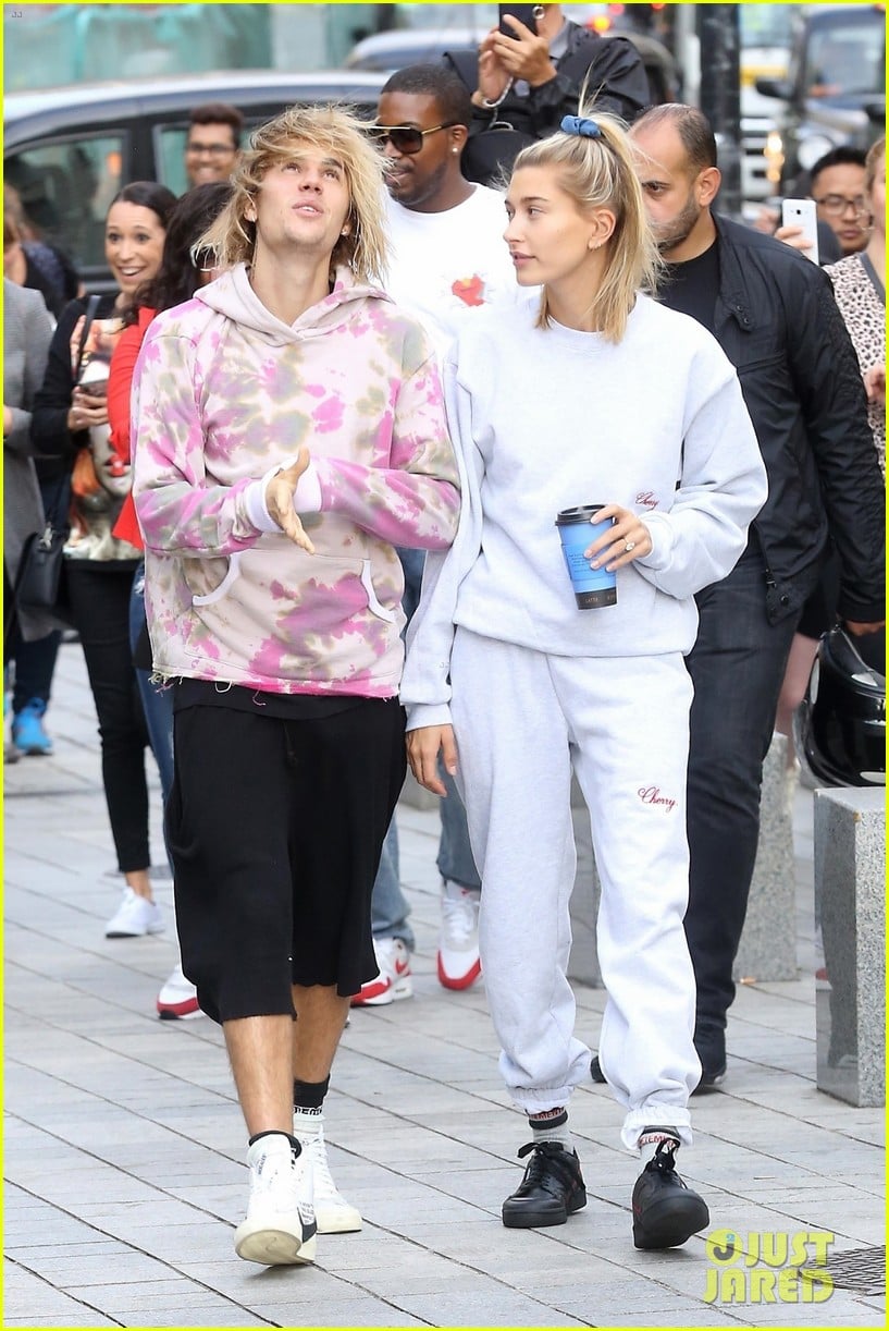 Justin Bieber Sings to Hailey Baldwin Outside of One of London's Famous ...