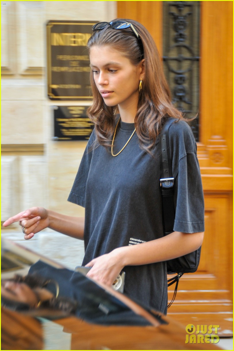 Full Sized Photo of kaia gerber chloe ow shows cindy crawford lunch 04
