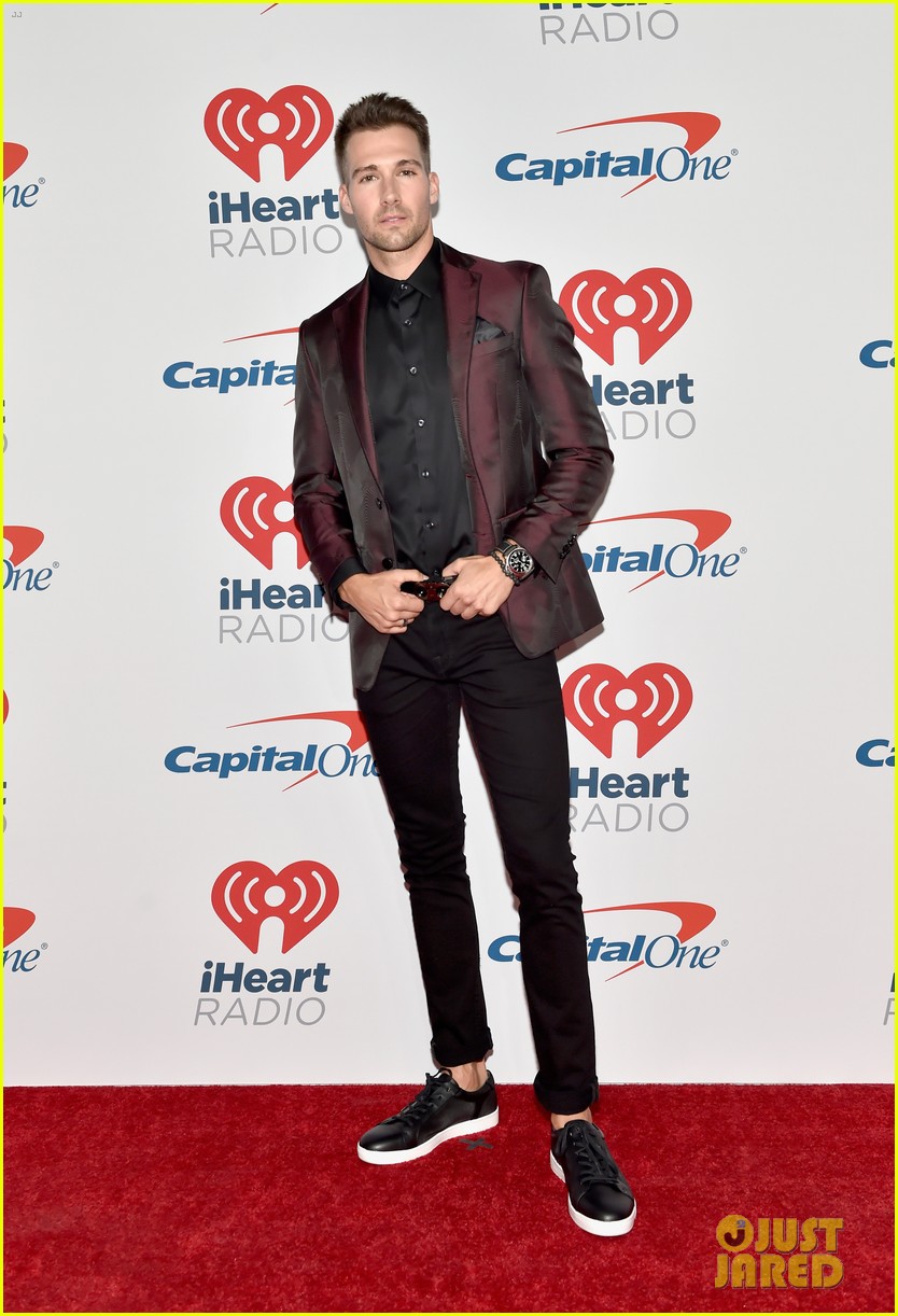 darren criss dinah jane iheartradio music festival 05