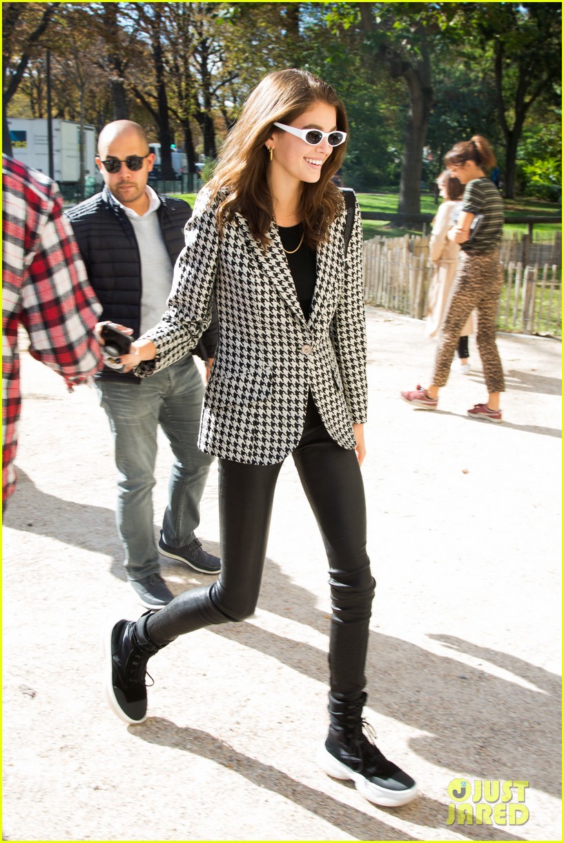 Kaia Gerber Is All Smiles While Gearing Up For Paris Fashion Week Photo 1187598 Photo