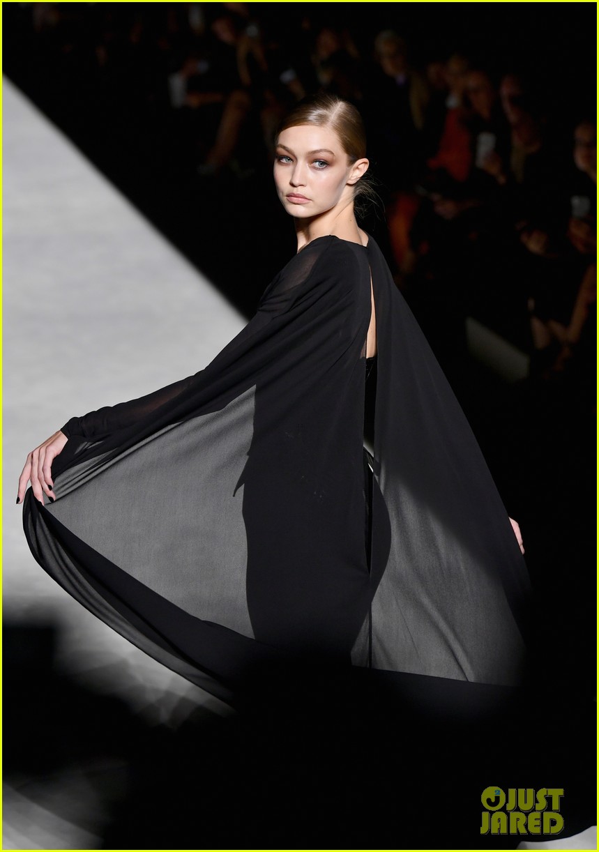 Full Sized Photo of gigi hadid stuns while closing tom ford nyfw show