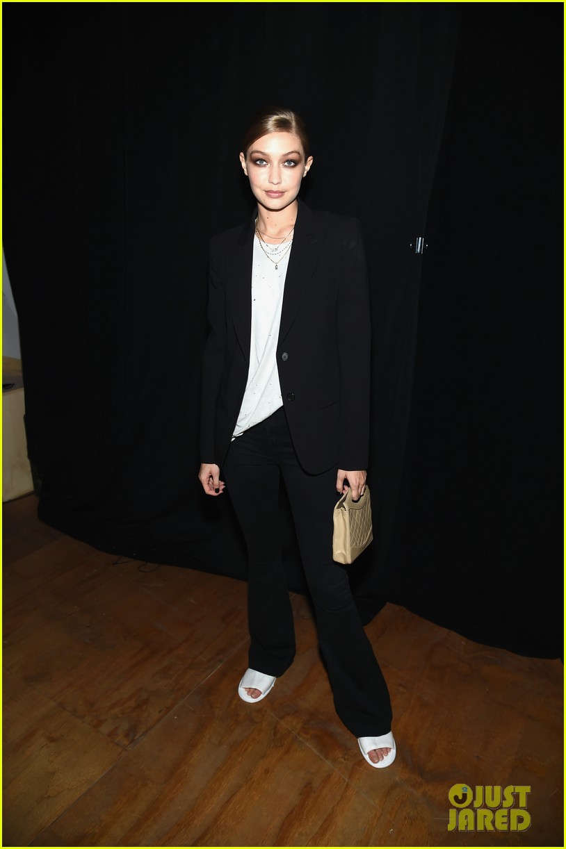 Full Sized Photo of gigi hadid stuns while closing tom ford nyfw show