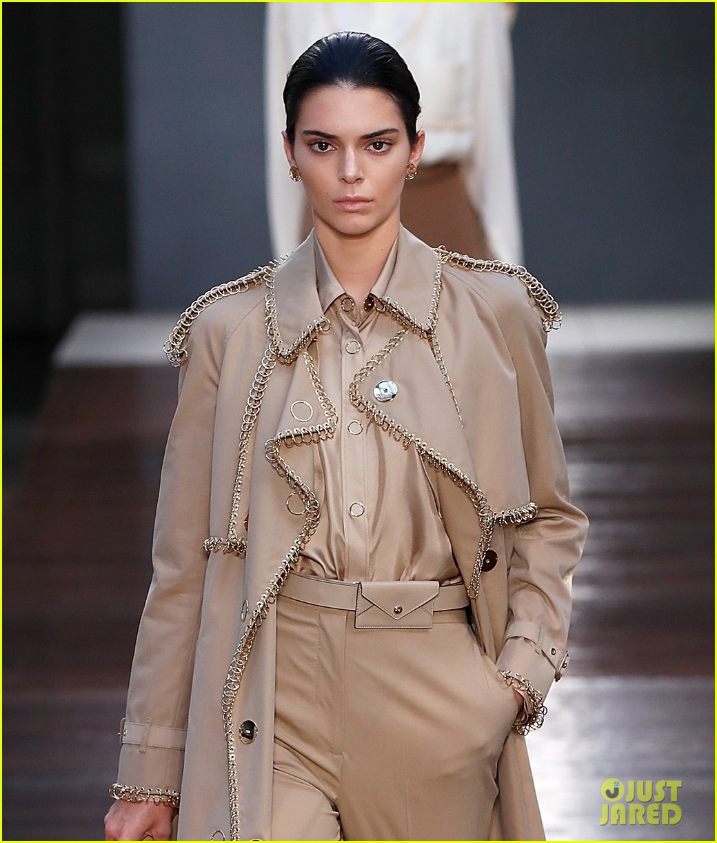 Full Sized Photo of kendall jenner burberry show london fashion week 02 ...