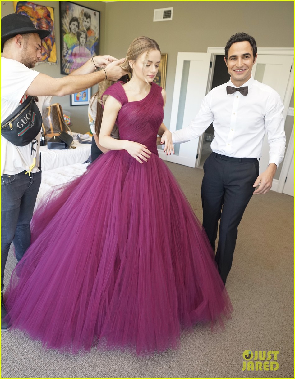 Joey King Gets Ready for the Emmys 2018 in These Exclusive Photos(00)