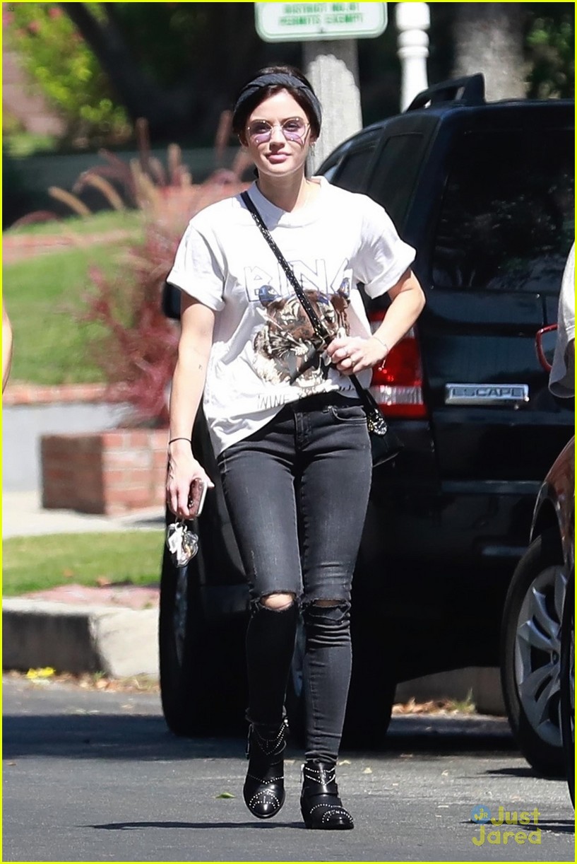 Lucy Hale Grabs Lunch with Her Mom After Starbucks Run | Photo 1186862