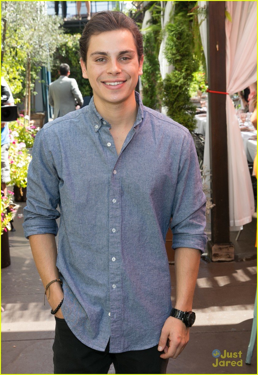 maddie ziegler nia sioux more jonathan bennett cookbook launch 08