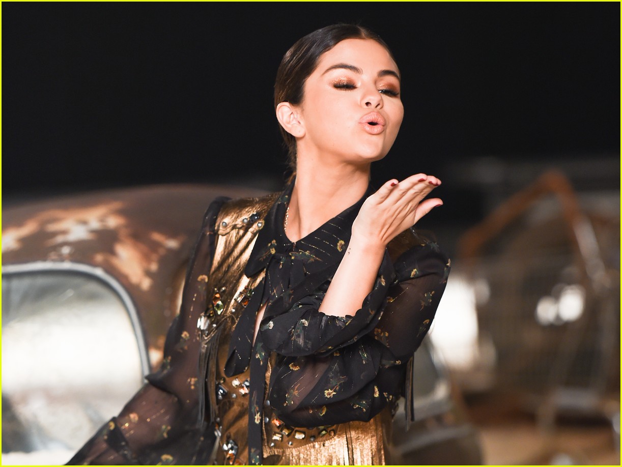 Selena Gomez's Blue Hair Stuns Audience at Live Concert - wide 9