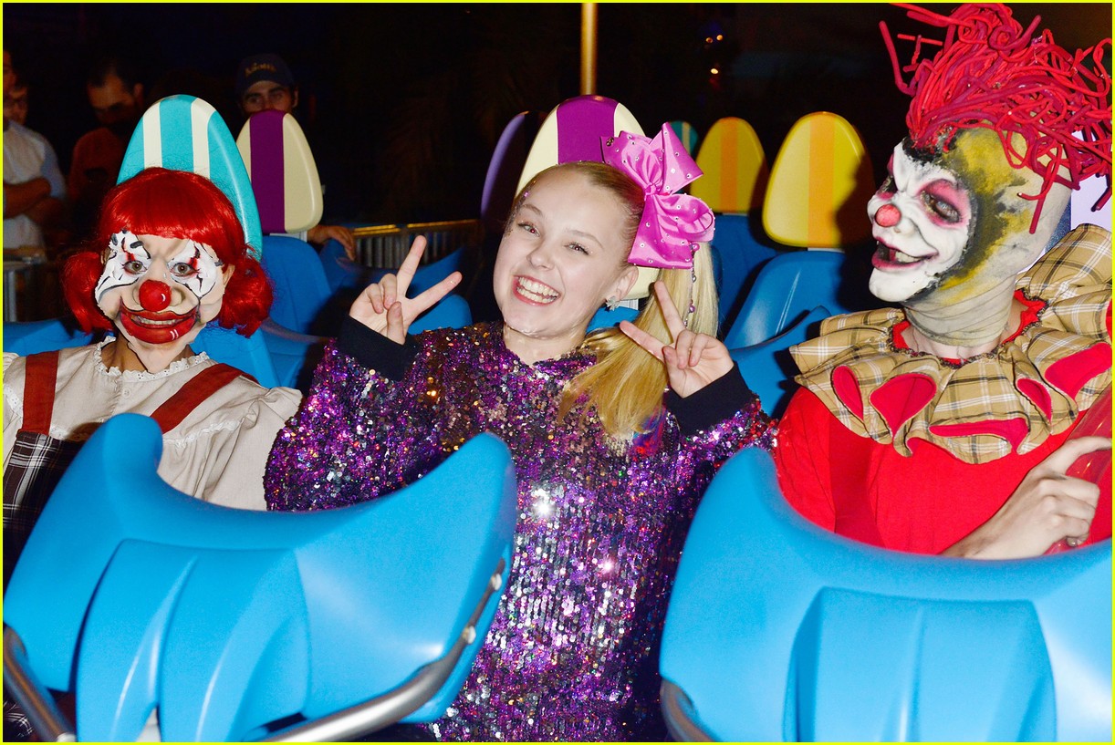 JoJo Siwa Gets Surrounded by Spooks at Knott's Scary Farm! | Photo