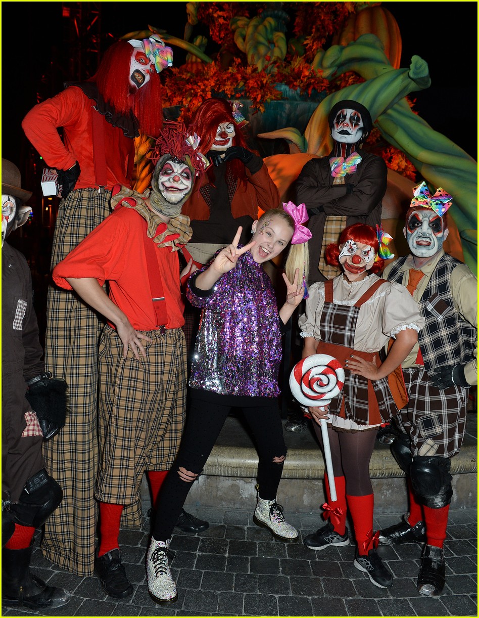 JoJo Siwa Gets Surrounded by Spooks at Knott's Scary Farm! | Photo