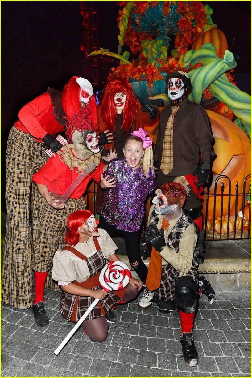 Full Sized Photo of jojo siwa gets surrounded by spooks at knotts scary