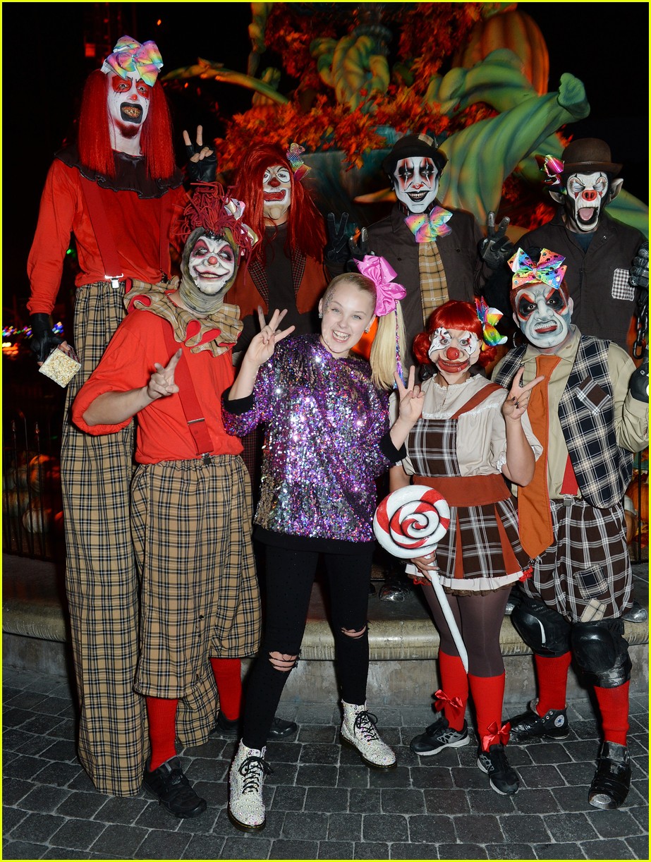 JoJo Siwa Gets Surrounded by Spooks at Knott's Scary Farm! | Photo