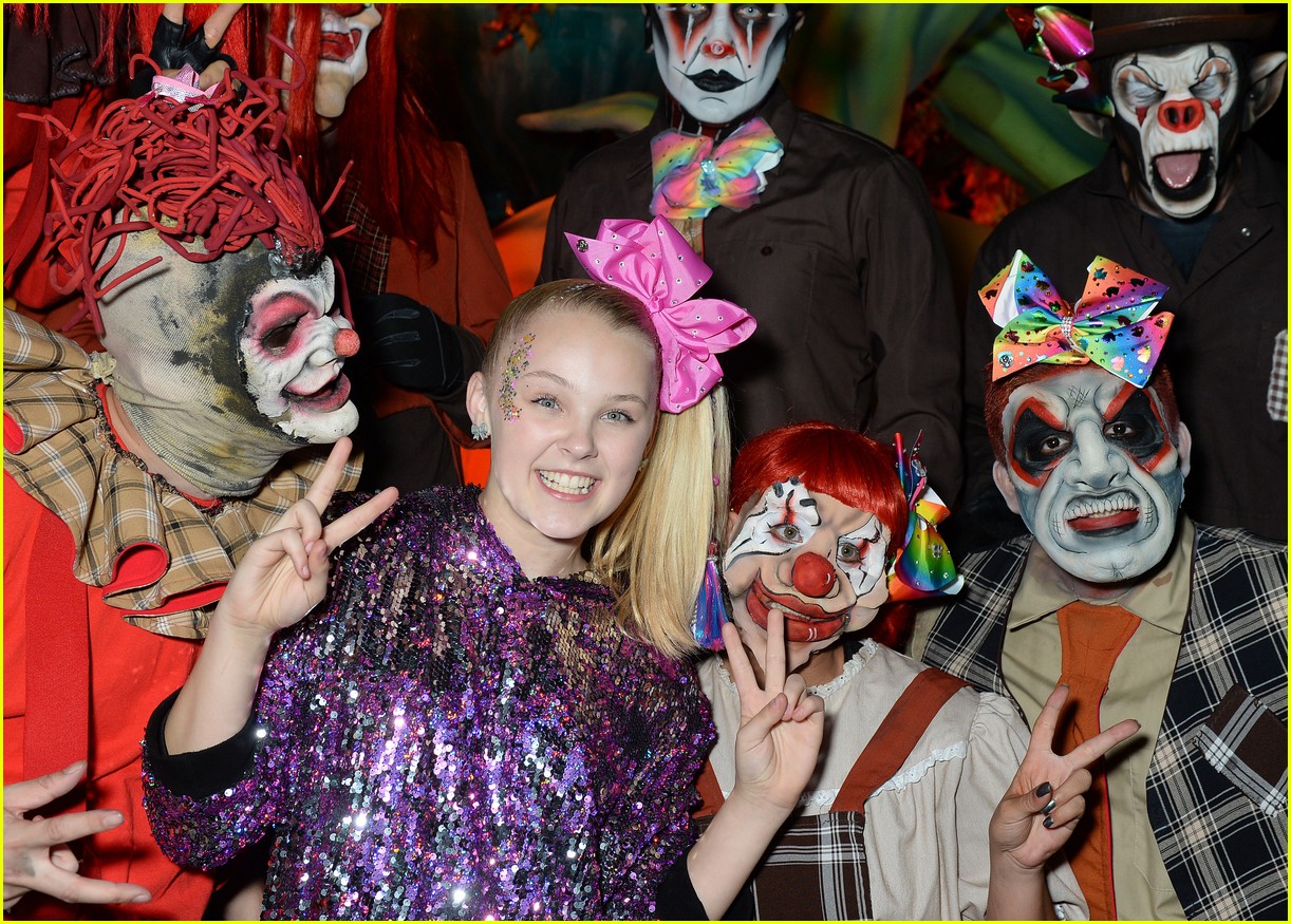 JoJo Siwa Gets Surrounded by Spooks at Knott's Scary Farm! | Photo