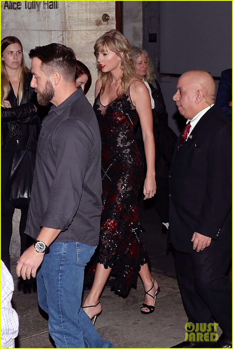 Taylor Swift Looks So Chic at 'The Favourite' Premiere with Joe Alwyn