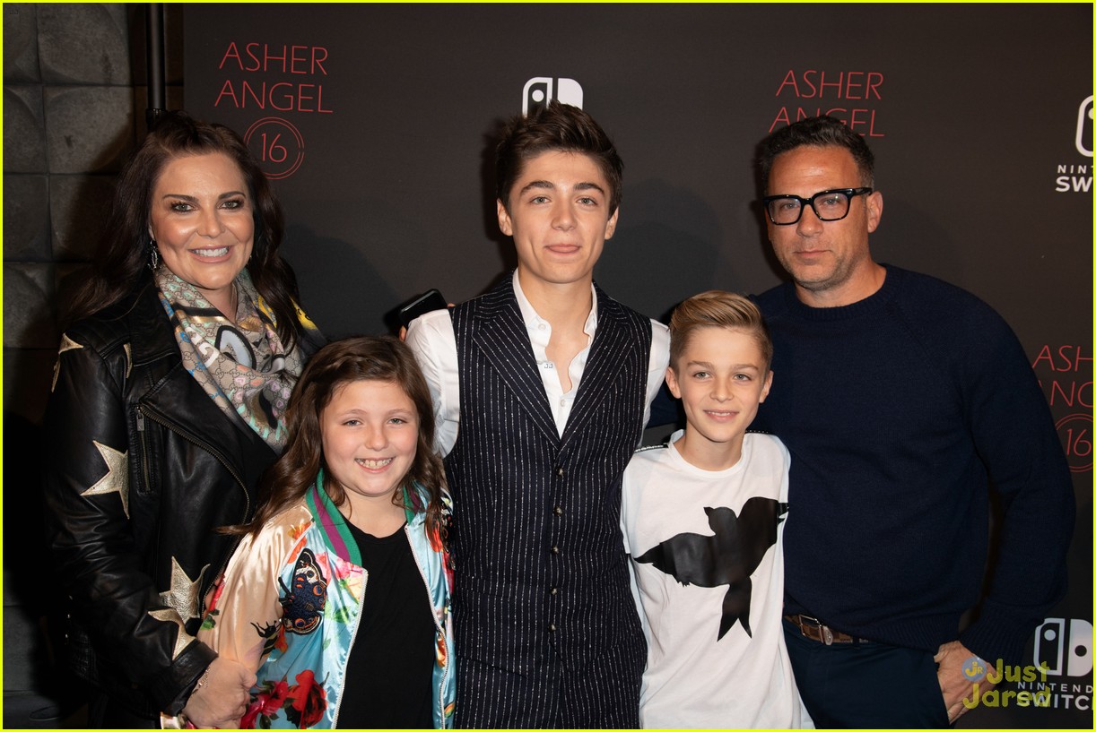 Full Sized Photo of asher angel 16 bday nintendo party pics 47 | Asher