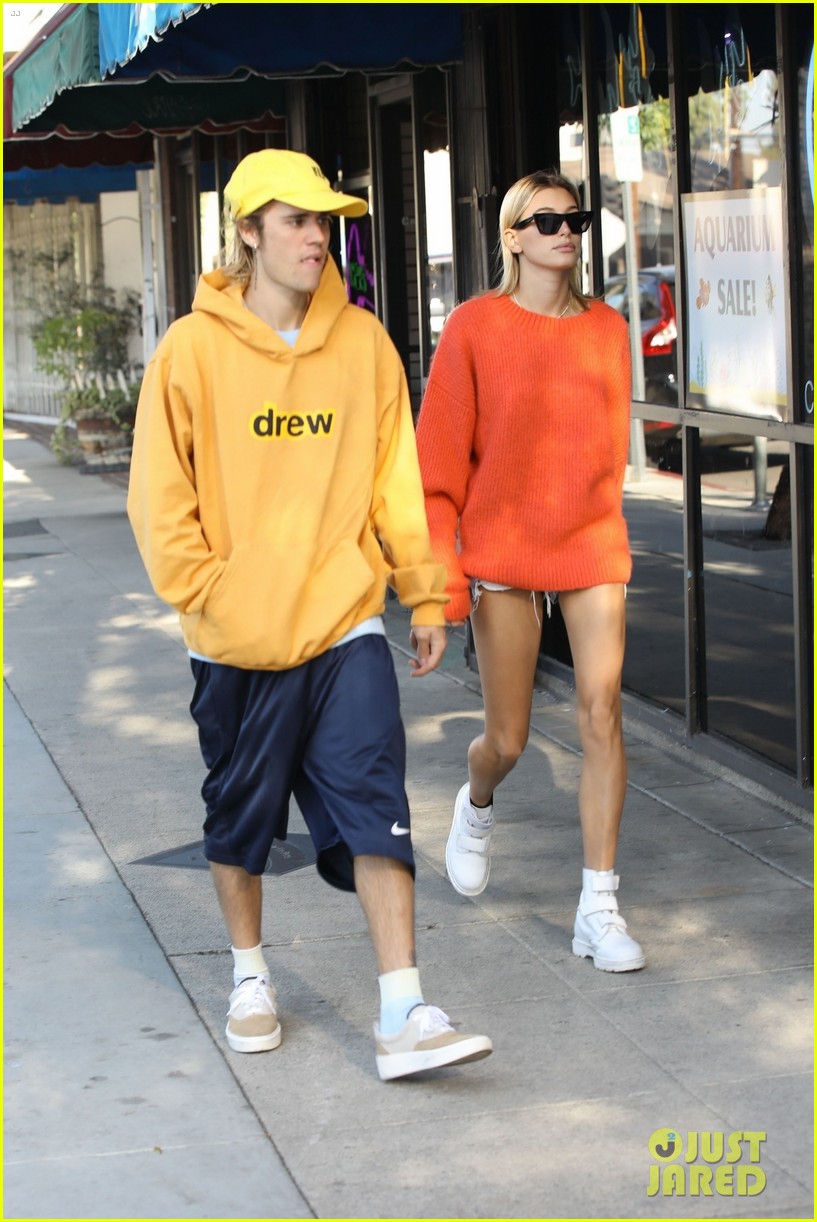 Justin Bieber & Hailey Baldwin Are All Smiles For Breakfast Outing 