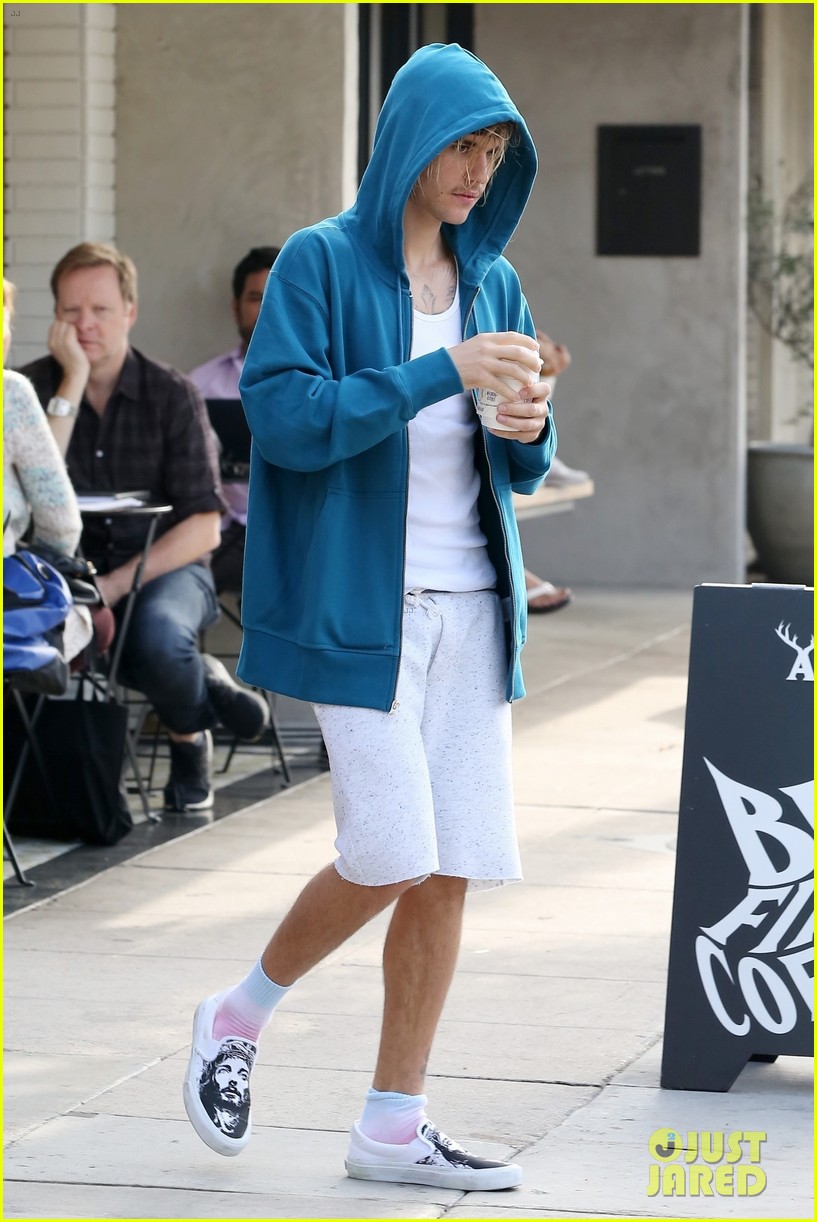 Justin Bieber Gets a Morning Pick-Me-Up with Hailey Baldwin | Photo ...