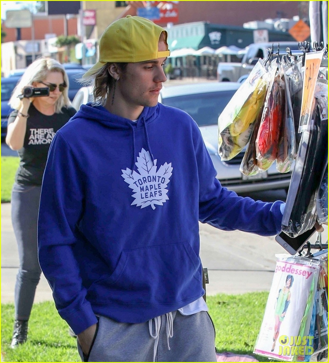 Full Sized Photo of justin bieber goes shopping for halloween costumes