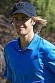 justin bieber spends the afternoon on the golf course 01
