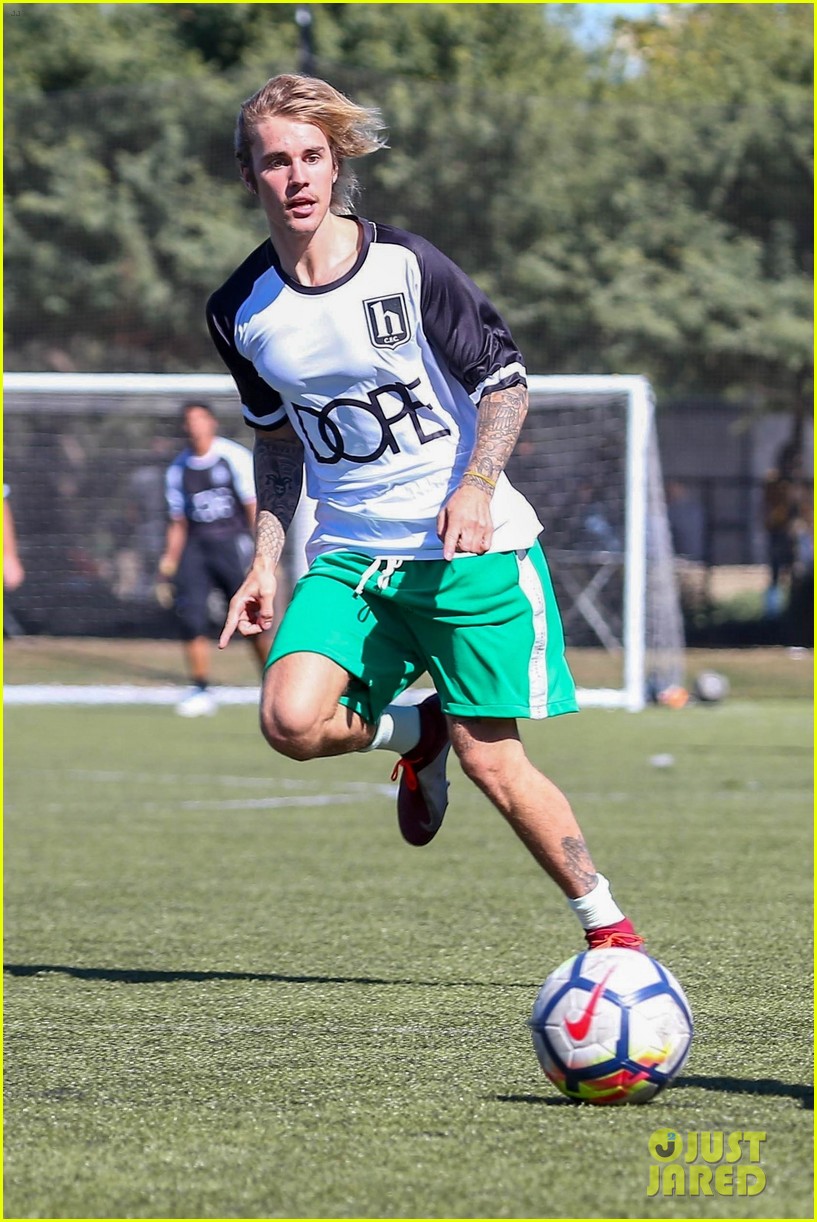 Full Sized Photo Of Justin Bieber Goes Shirtless Playing Soccer With Friends 03 Justin Bieber 