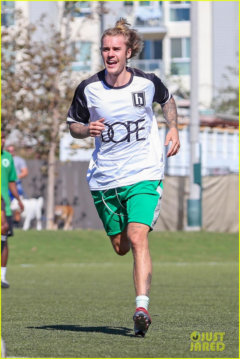 Full Sized Photo Of Justin Bieber Goes Shirtless Playing Soccer With Friends 05 Justin Bieber 