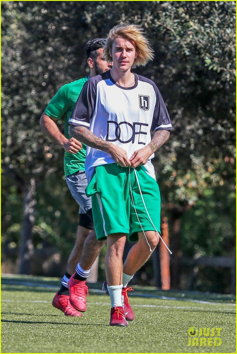 Full Sized Photo Of Justin Bieber Goes Shirtless Playing Soccer With Friends 07 Justin Bieber 