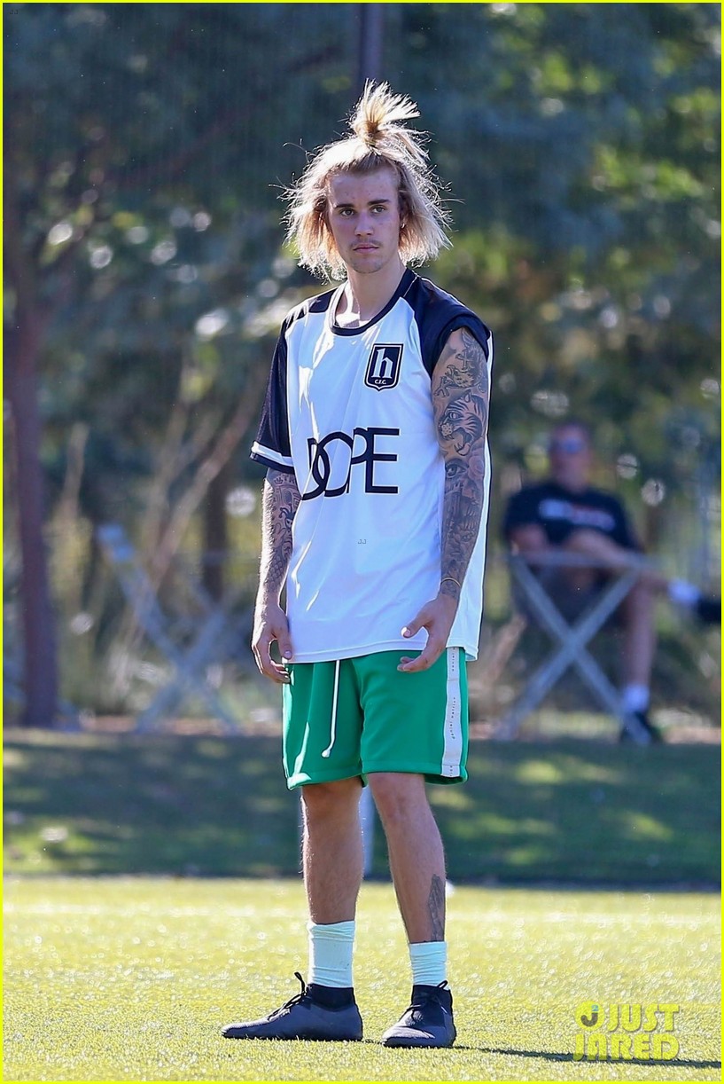 Full Sized Photo Of Justin Bieber Goes Shirtless Playing Soccer With Friends 67 Justin Bieber 