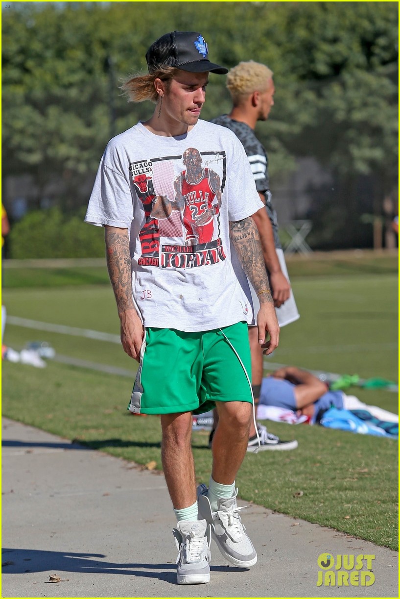 Full Sized Photo Of Justin Bieber Goes Shirtless Playing Soccer With Friends 74 Justin Bieber 