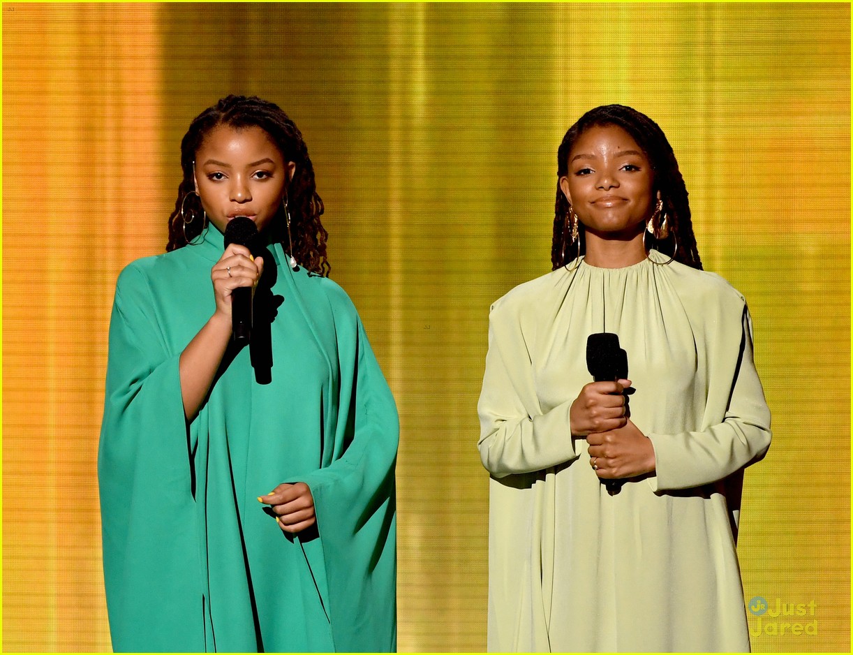 Chloe x Halle Wow in Matching Valentino Gowns at AMAs 2018 | Photo ...