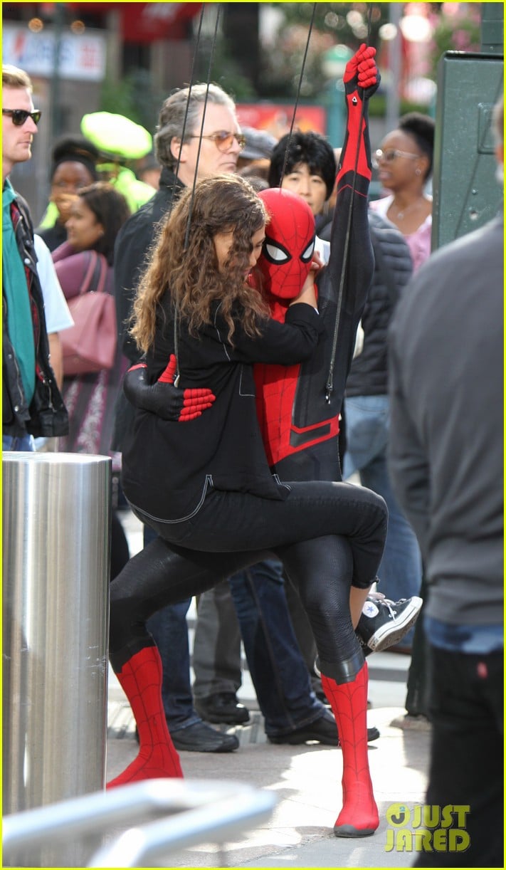 Zendaya Holds Onto Tom Holland While Shooting Spider Man Far From Home Photo 1192358 