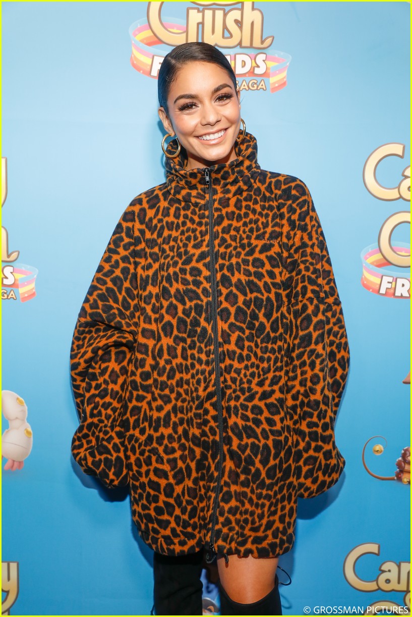 vanessa hudgens chloe moretz candy crush event 05