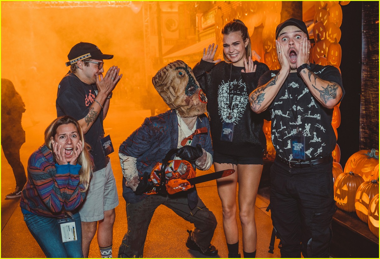 josh hutcherson hits up halloween horror nights with his mom and friends 05