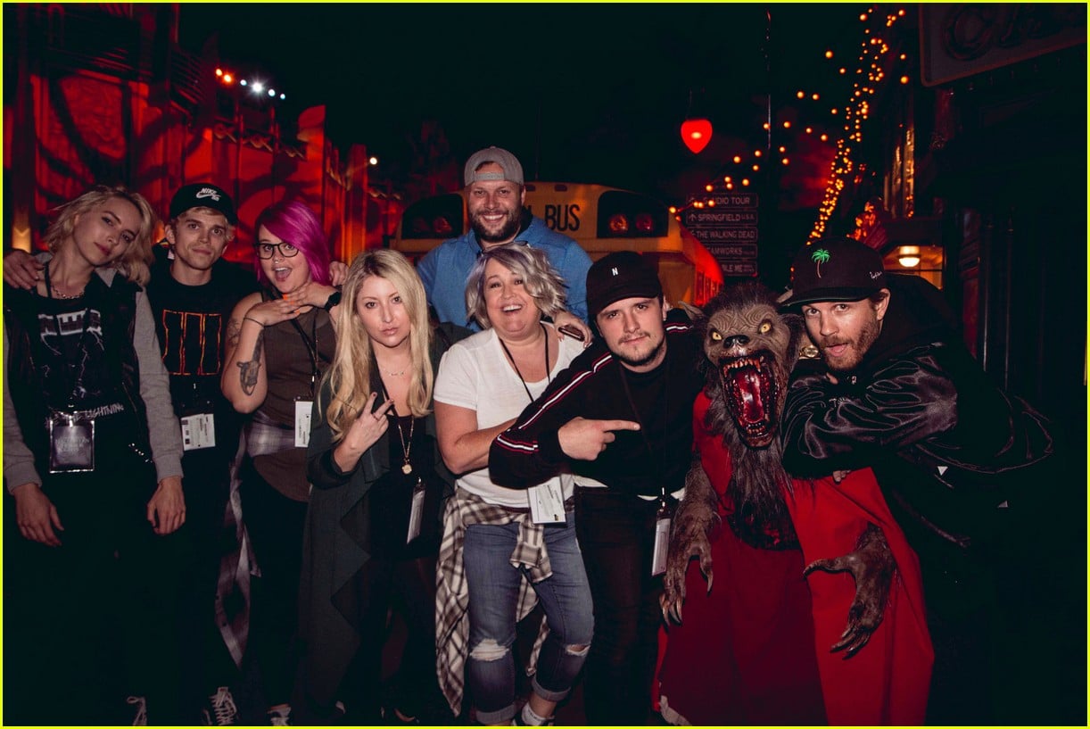 josh hutcherson hits up halloween horror nights with his mom and friends 06