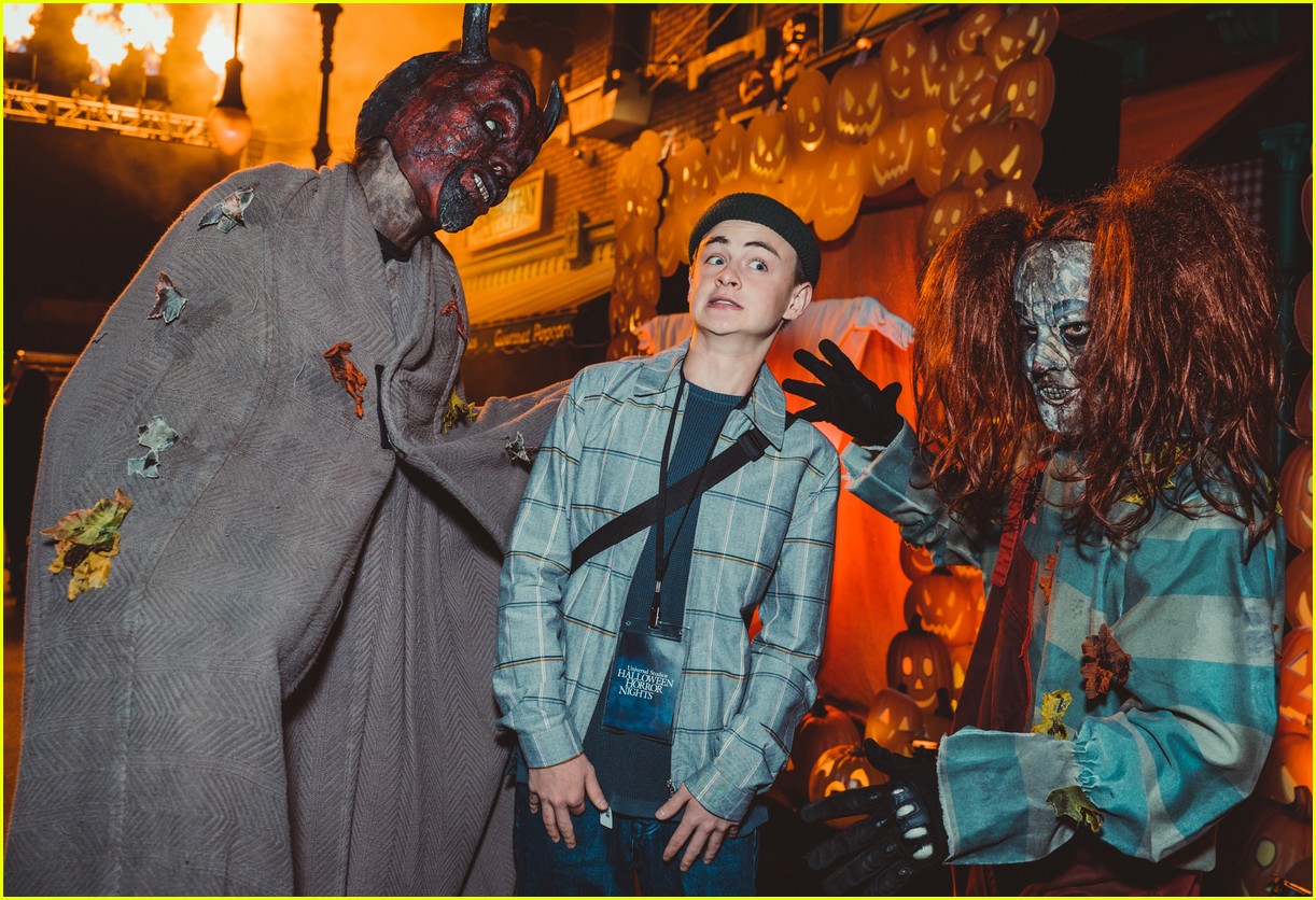 josh hutcherson hits up halloween horror nights with his mom and friends 09