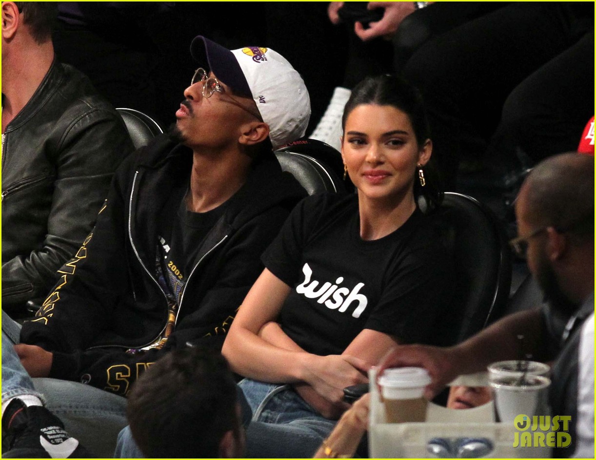 Kendall Jenner Sits Courtside at Lakers-Rockets Basketball Game