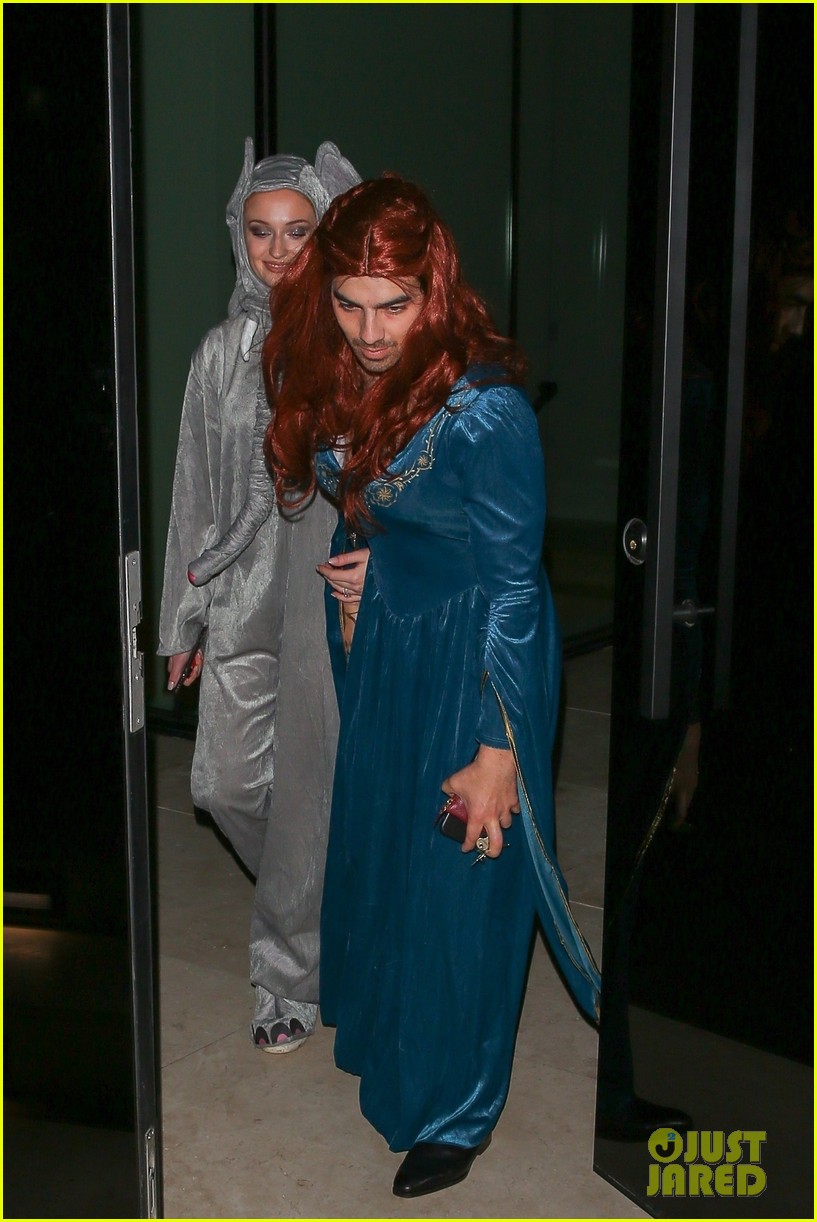 Full Sized Photo of joe jonas sophie turner game of thrones halloween