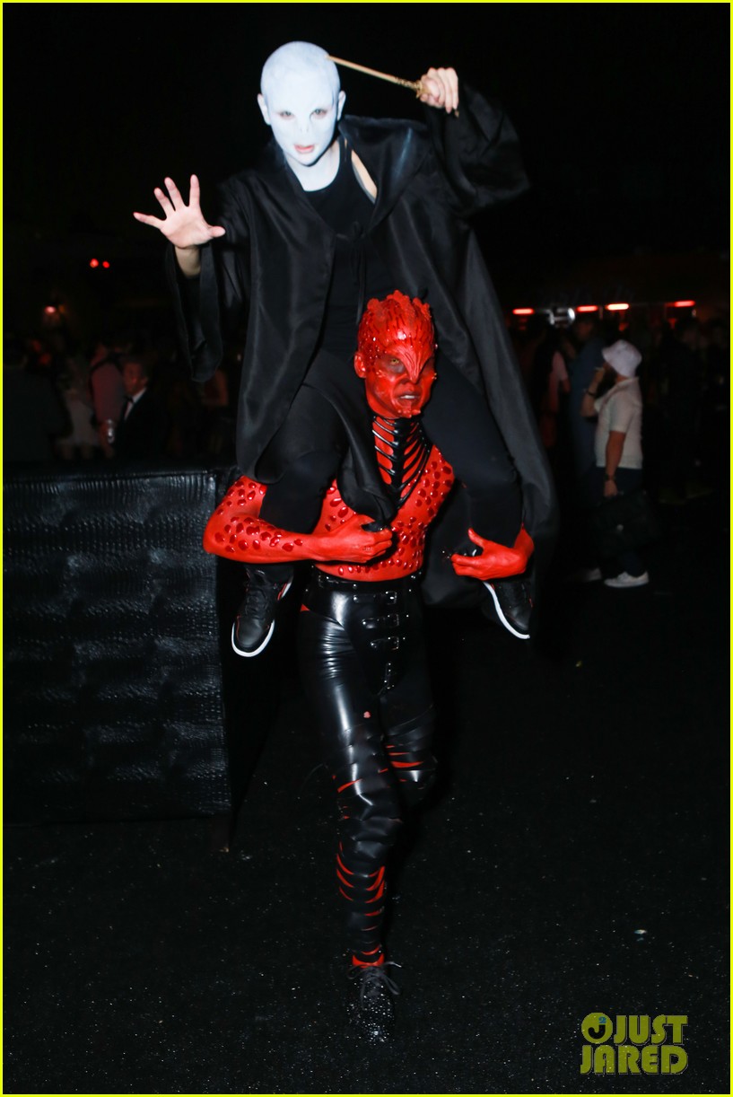 Full Sized Photo of joey king hunter king just jared halloween party 22