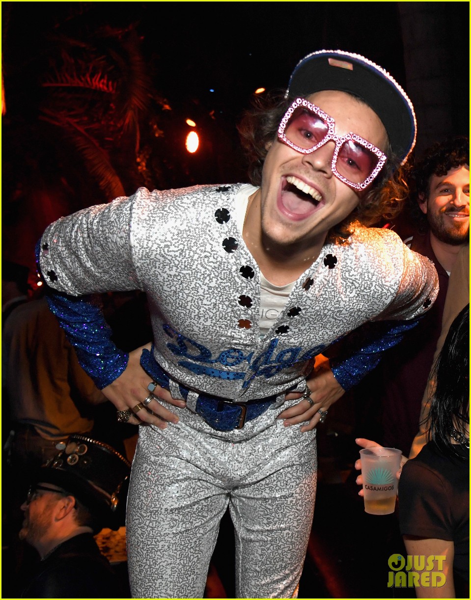 Harry Styles as Elton John Dodgers costume October 26, 2018  Elton john  costume, Elton john halloween costume, Elton john