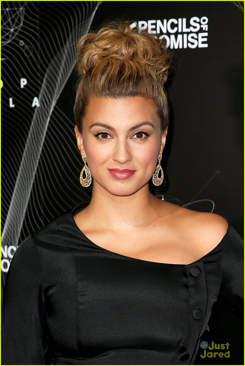 tori kelly pencils promise gala 08