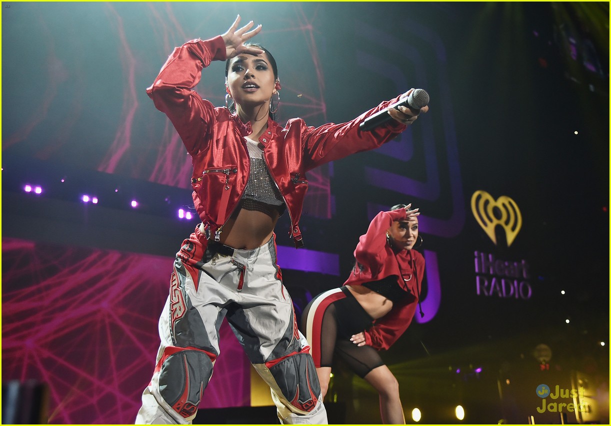 Becky G Helped Steve Aoki Cake A Fan At Iheartradios Fiesta Latina