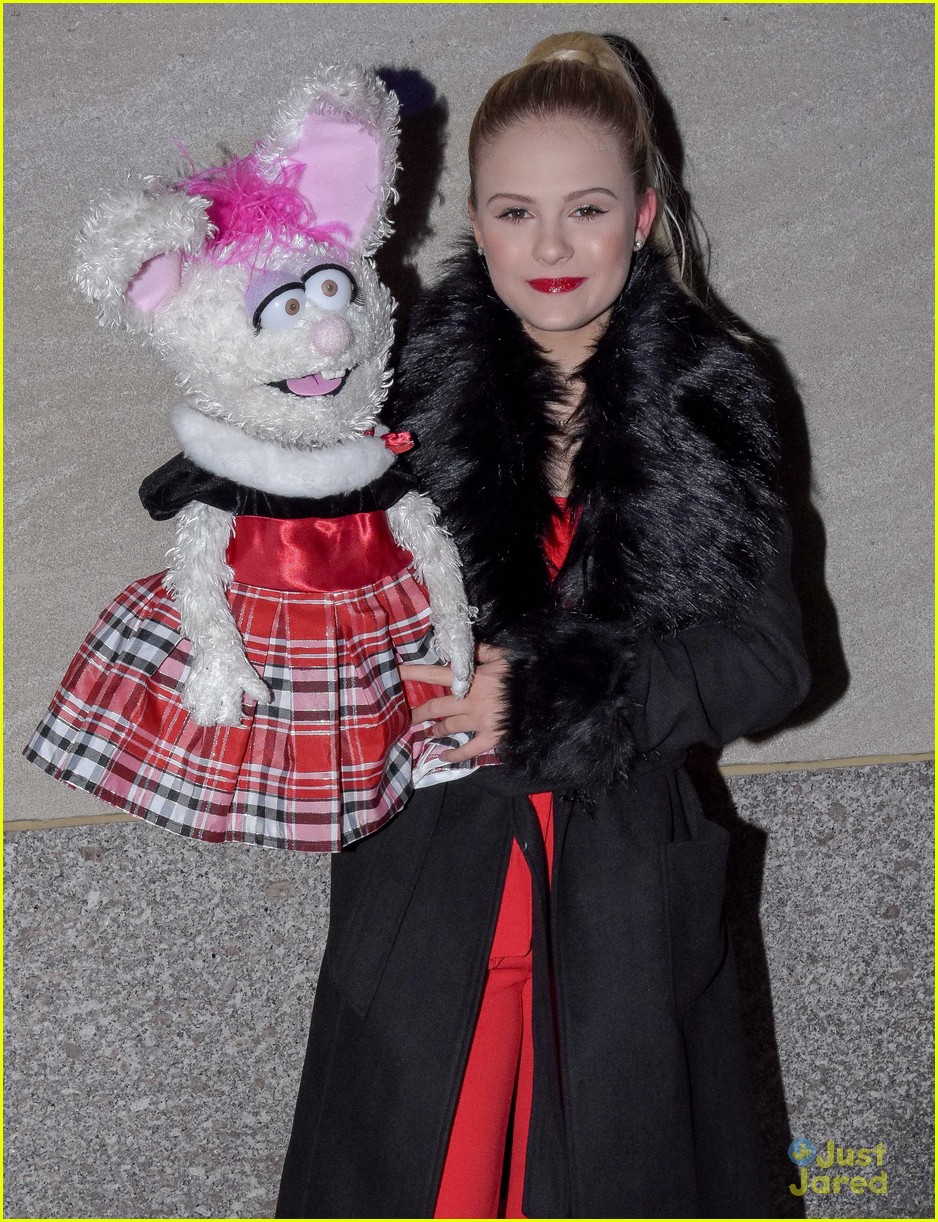 Full Sized Photo of darci lynne petunia rockefeller ctr tree 01 Darci