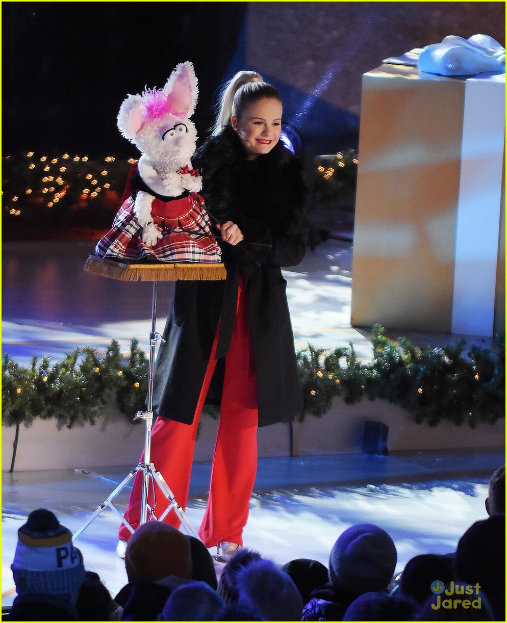 Full Sized Photo of darci lynne petunia rockefeller ctr tree 10 Darci