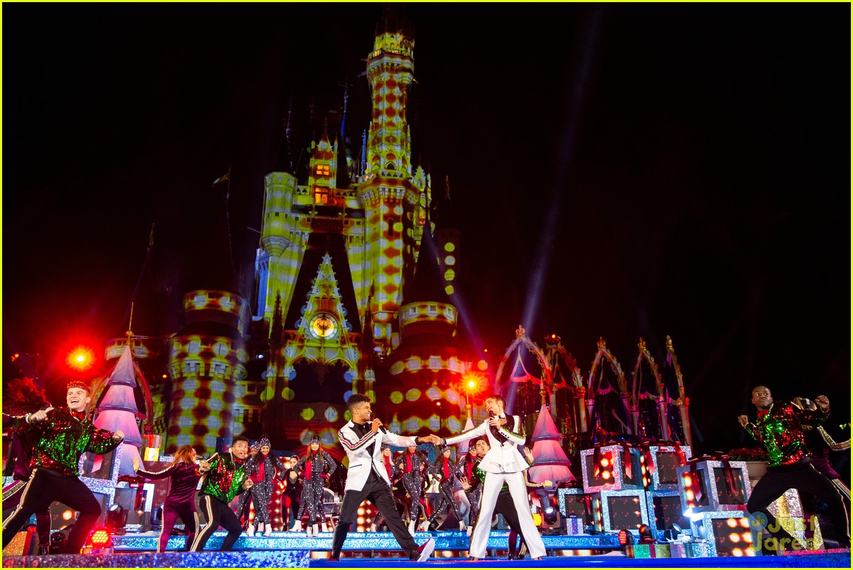 disney magical christmas event pics 26