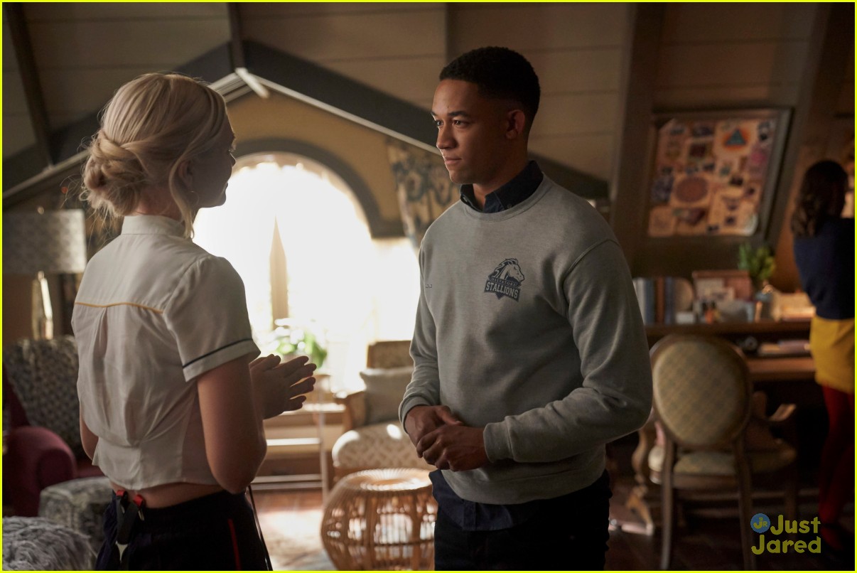 Hope & Landon Spend A Lot of Time Together on 'Legacies' Tonight Photo 1202101 Photo Gallery