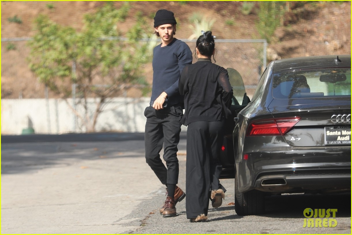 Vanessa Hudgens Steps Out for Smoothies with Boyfriend Austin Butler ...